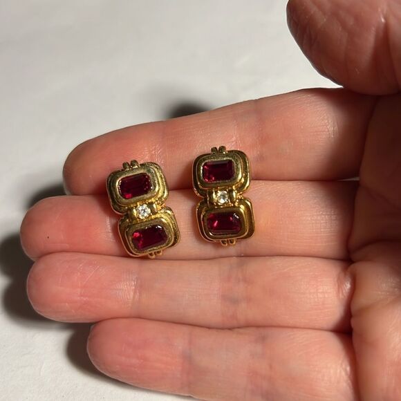 Vintage Avon Glamorous Touch with Ruby red pierced earrings. - Picture 3 of 4